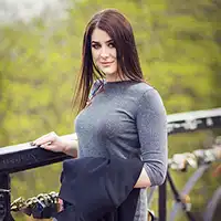 Изображение женщины, написавшей отзыв о консультации